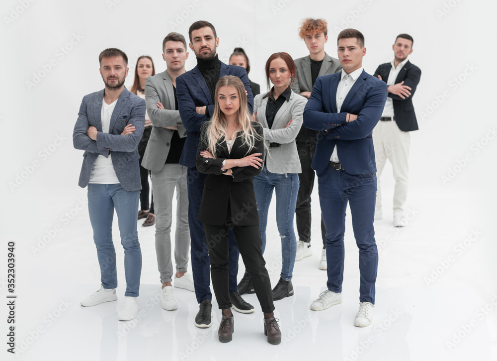 Obraz premium confident young woman standing in front of work group.