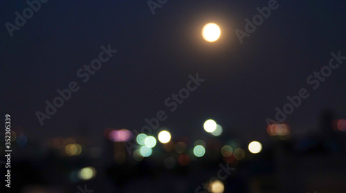 Luna y luces de la ciudad © Hugo F Vil