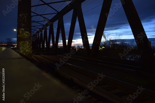 Eisenbahnbrücke bei Nacht
