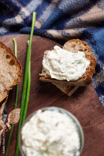 Rilletes de crabes et fromage philadelphia sur tartines de pain