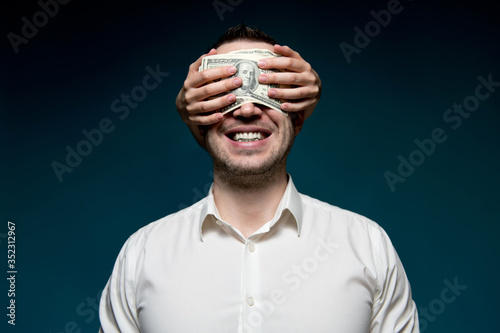 Foto Money blinded a business man in a white shirt
