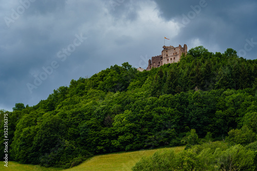 Burg Hohengeroldseck bei bewölktem Himmel 