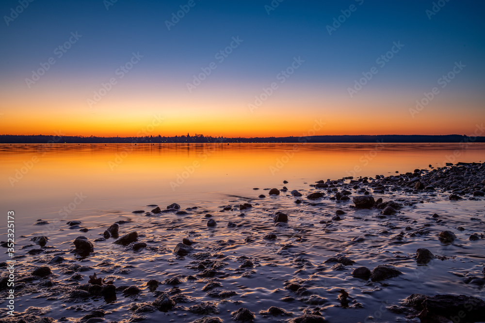 Naklejka premium Der See im Sonnenuntergang 