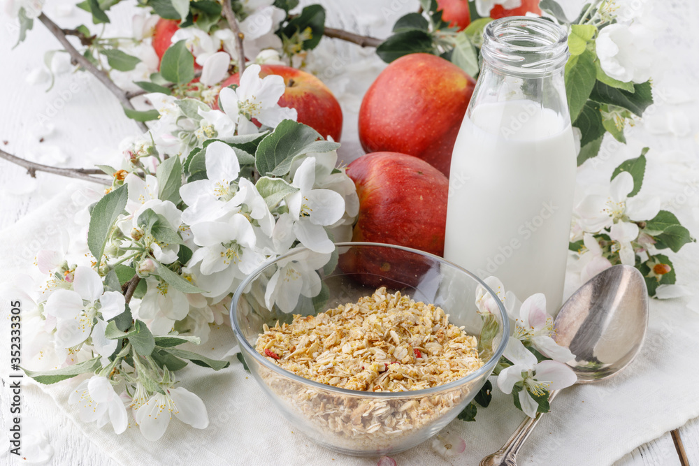 Φωτογραφία Bowl of granola with yogurt and fresh fruits for healthy breakfast