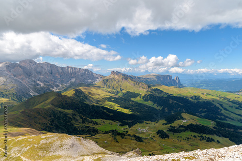 Blick vom Plattkofel auf die Seiser Alm Dolomiten in Südtirol und gehört zum UNESCO-Weltkulturerbe