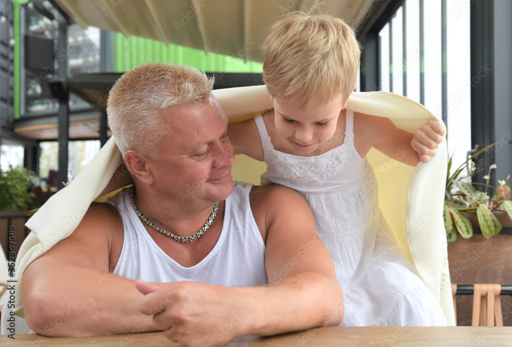 Obraz premium Daughter and father look at each other with love. Similar. Father's day. The concept of care, family and love.
