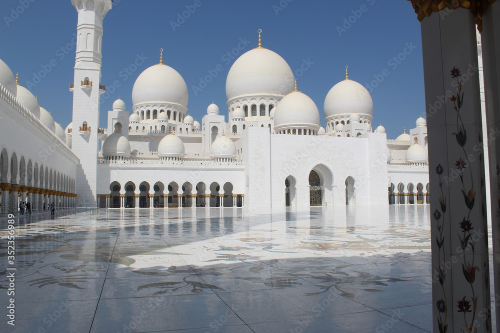Fototapeta premium Garend mosque in abu dhabi united arab emirates