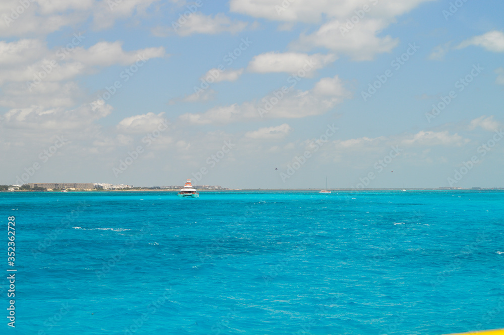 hermosa vista del mar azul con barco de fondo