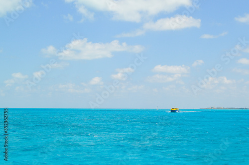 hermosa vista del mar azul con barco de fondo