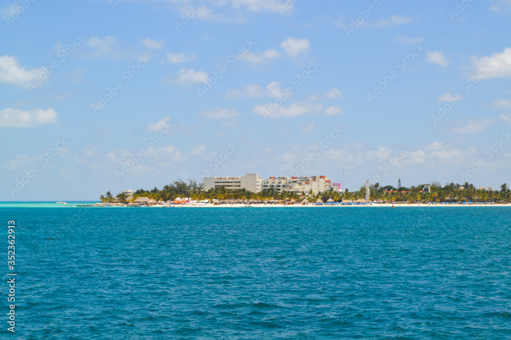 isla con mar azul y hoteles.