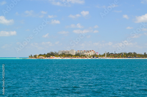 isla con mar azul y hoteles. © Jonhy