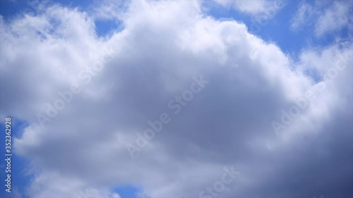 青空と流れる雲の動画