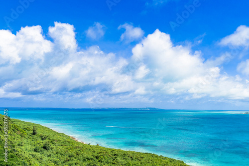 Fototapeta Naklejka Na Ścianę i Meble -  来間島の美しいサンゴ礁の海