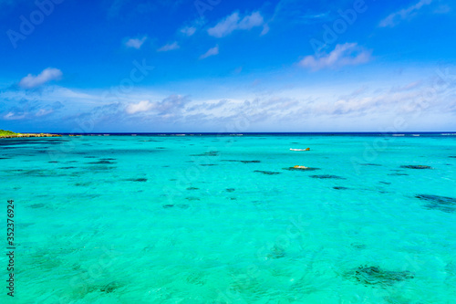 Fototapeta Naklejka Na Ścianę i Meble -  下地島・17エンドの美しいサンゴ礁の海