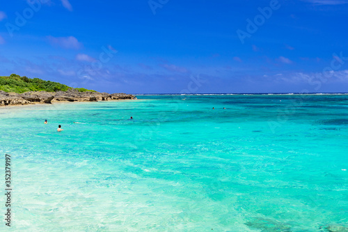 宮古島・わいわいビーチの美しいサンゴ礁の海