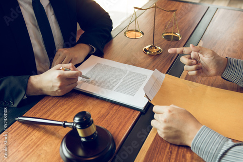 Billede på lærred Client is submitting information on the paper of the prosecution document to the lawyer