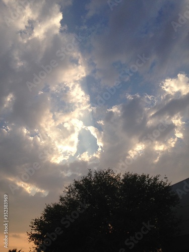 Nubes con efecto de luz solar