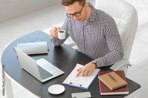 Handsome businessman workin...