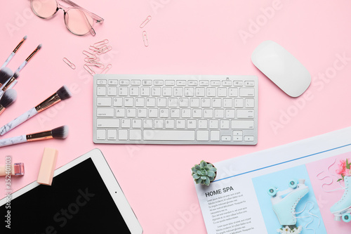 Computer keyboard with tabl...