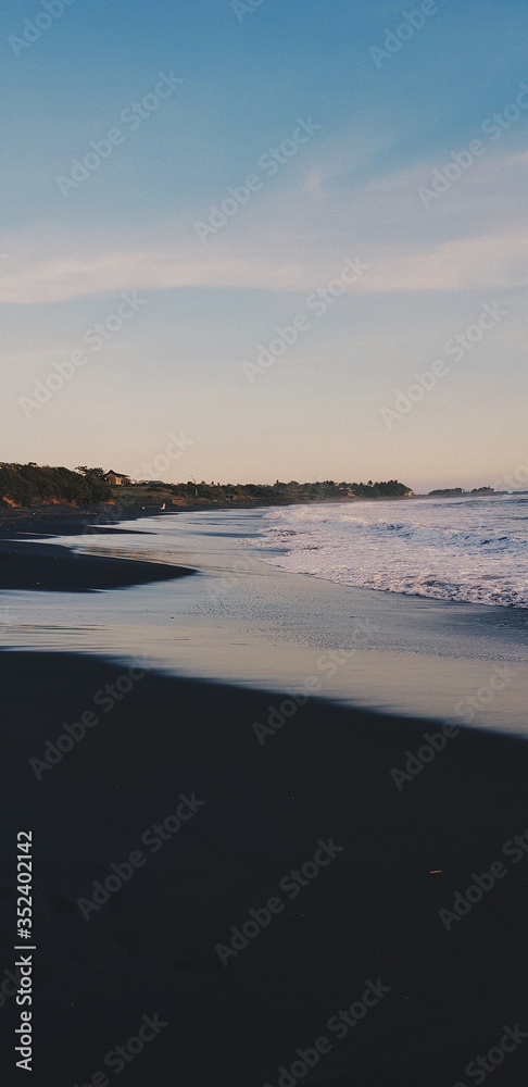 Obraz premium Water ripple during blue hour sunset at the black sand beach