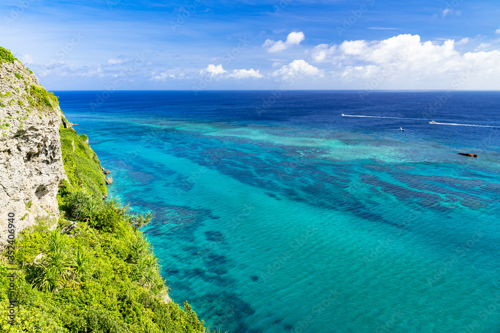 伊良部島の断崖から美しいサンゴ礁の海 伊良部島の断崖から美しいサンゴ礁の海