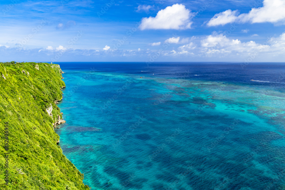 伊良部島の断崖から美しいサンゴ礁の海