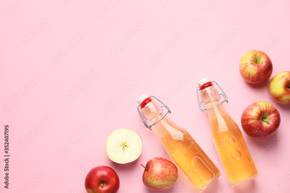 Composition with fresh apple cider on color background - obrazy, fototapety, plakaty 