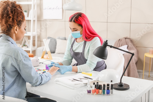Manicure master working wit...