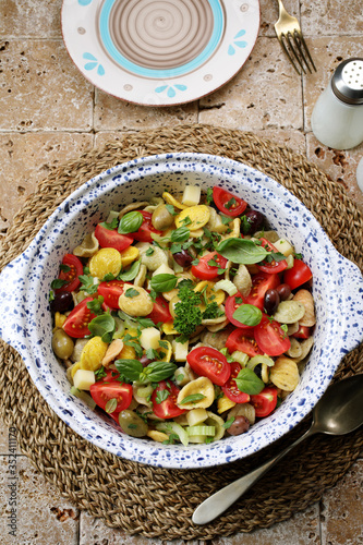 Insalata di pasta fredda con pomodori 