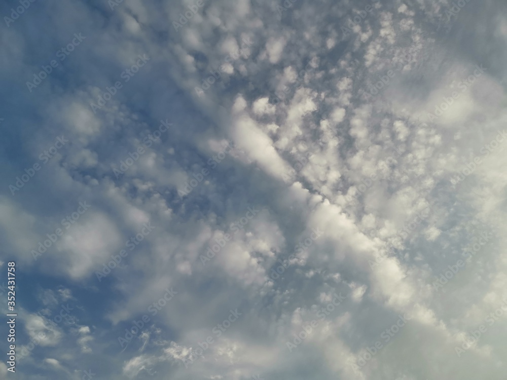 Obraz premium Nubes y cielo azul