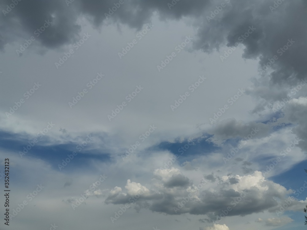 Nubes y cielo azul