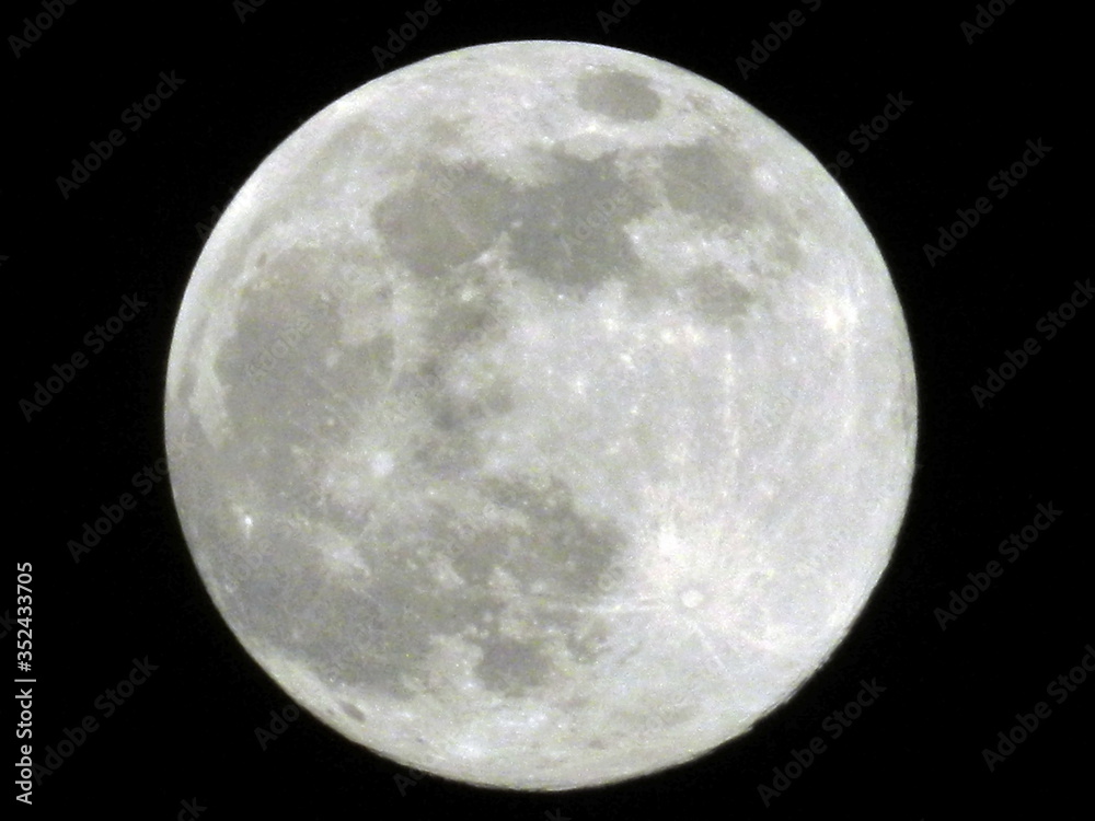 Naklejka premium pełnia księżyca nad czernią