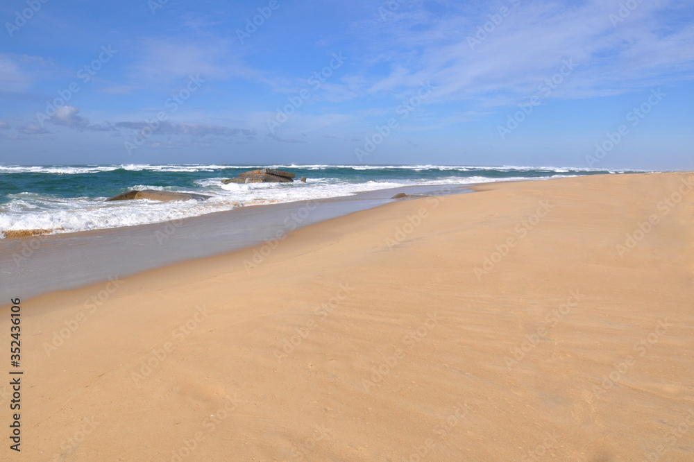 France, côte Aquitaine, magnifique plage de sable du cap Ferret côté océan Atlantique avec des blockhaus immergés à la dérive. France, côte Aquitaine, magnifique plage de sable du cap Ferret côté océan Atlantique avec des blockhaus immergés à la dérive.