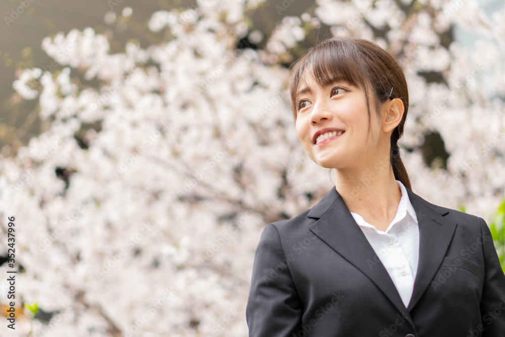 スーツ姿の女性 スーツ姿の女性