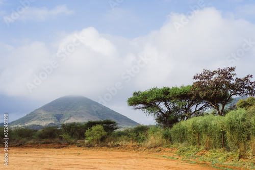 Afrikanischer Berg mit Wolken