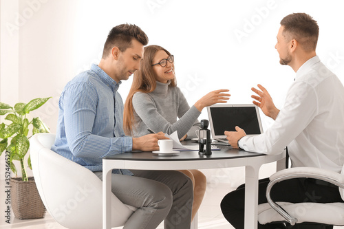Couple visiting lawyer in o...