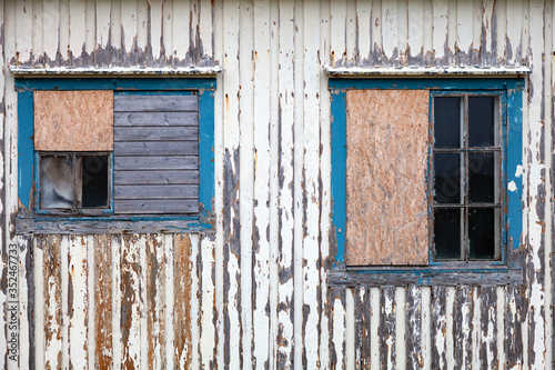 Verwitterte Fassade von einem leerstehenden Holzhaus in Skandinavien