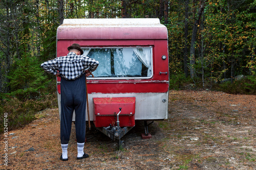 Schrulliger Senior erfüllt das Klischee vom schrulligen Camper photo