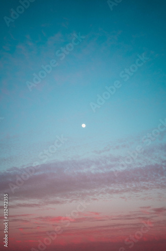 Soleil couchant sur nuage et lune
