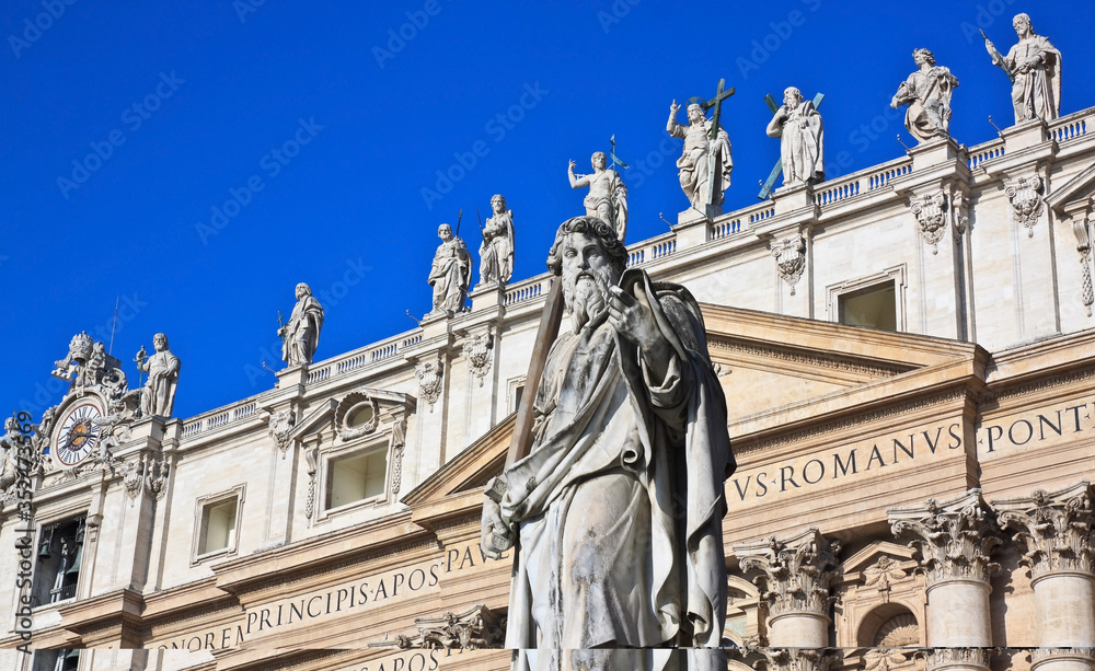  Statue des Apostels Paulus vor dem Petersdom