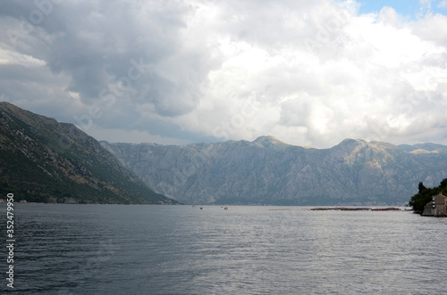 Wallpaper Mural lake and mountains Torontodigital.ca