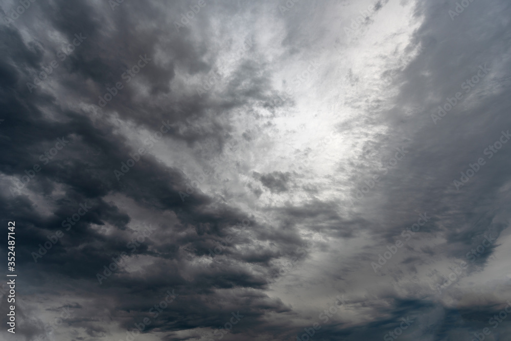 Wolkengebilde schwarz weiß