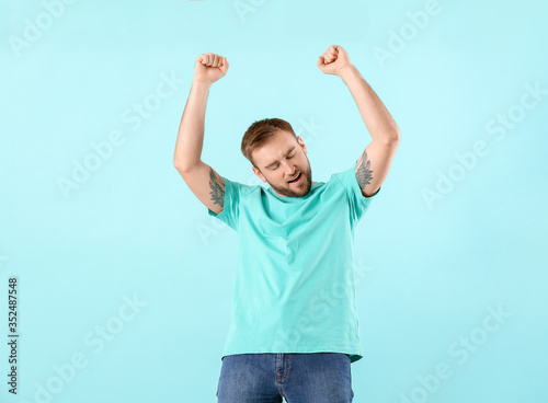 Handsome dancing man on col...