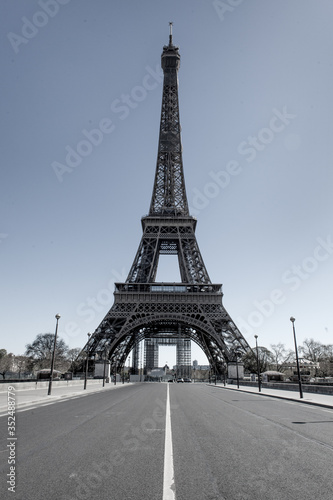 Fototapeta Naklejka Na Ścianę i Meble -  Eiffel Tower during covid19