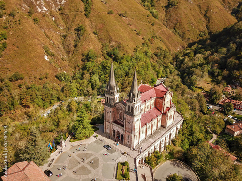 covadonga, gruta, cueva, don pelayo, reconquista, santuario, asturias,Catedral, iglesia, capilla, católico, fe, religión, vidrieras, rezar, oración, cristo, virgen maría, gótico, románico,  photo