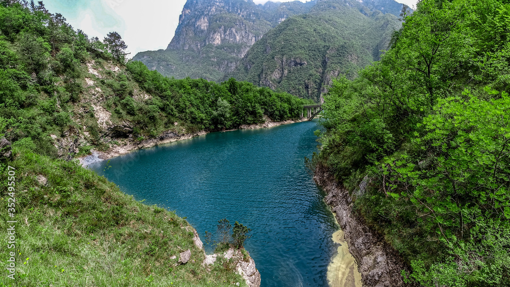 Lago del Mis, belluno, sospirolo, rio con montañas valle