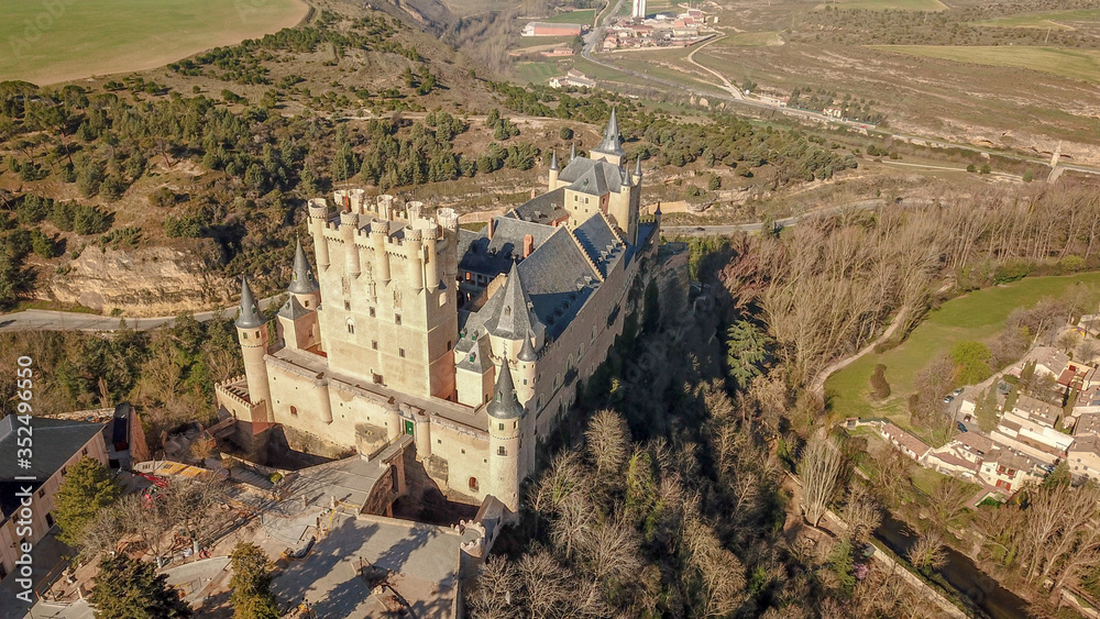 Alcazar de segovia, vista aerea, Castillo, palacio, fortaleza, alcázar, medieval, guerra, paisaje, panorama, bosque, muralla, torre, viaje, turismo, España, conocer, piedra, construcción, arquitectura Alcazar de segovia, vista aerea, Castillo, palacio, fortaleza, alcázar, medieval, guerra, paisaje, panorama, bosque, muralla, torre, viaje, turismo, España, conocer, piedra, construcción, arquitectura