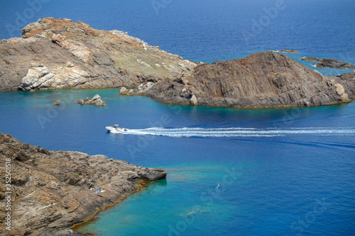 Motoscafo naviga vicino alla costa veduta dall'alto photo