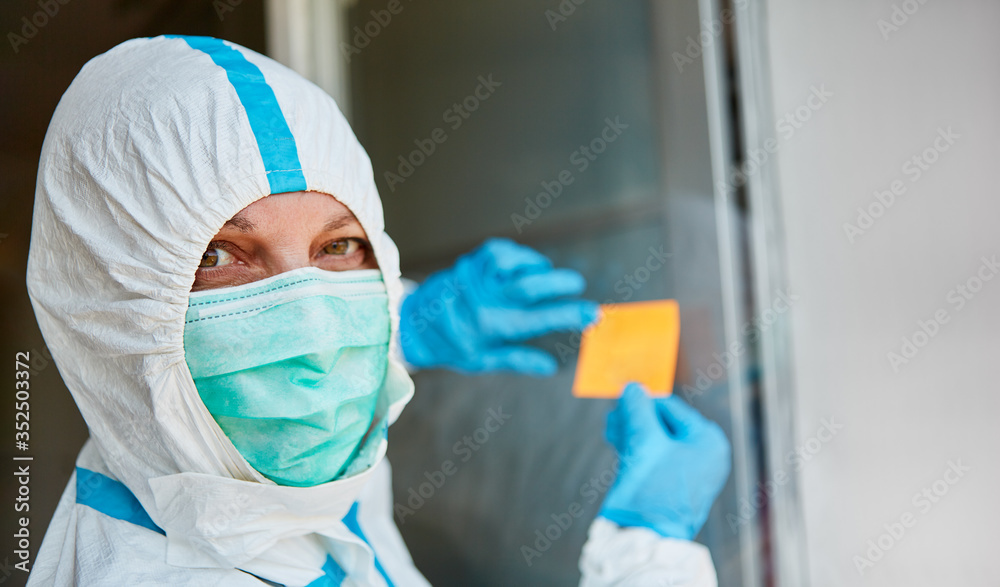 Mitarbeiter bringt gelbe Klebenotiz oder Zettel an Tür von Klinik an Mitarbeiter bringt gelbe Klebenotiz oder Zettel an Tür von Klinik an