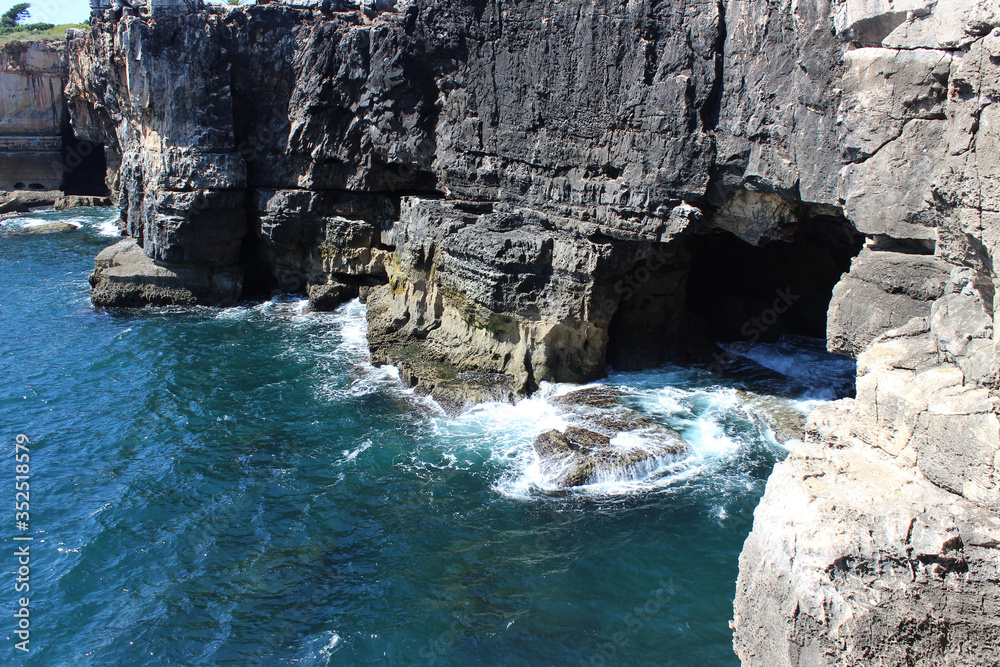 Obraz premium Boca do inferno o Boca del infierno, abismo ubicado en los acantilados junto al mar cerca de la ciudad portuguesa de Cascais, en el distrito de Lisboa.